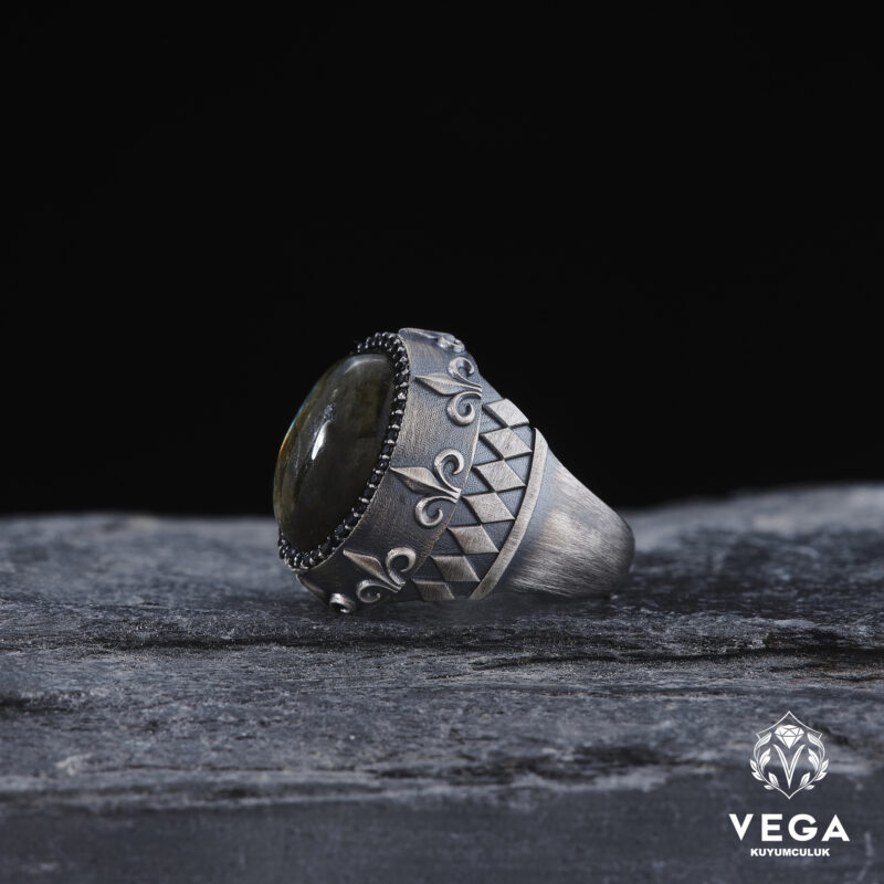 Labrodit Taşlı Yüzük