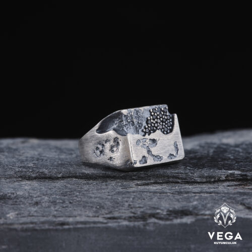 VEGA-HAZIRAN-20239541-copy.jpg Taşlı Duvar Desenli Gümüş Yüzük