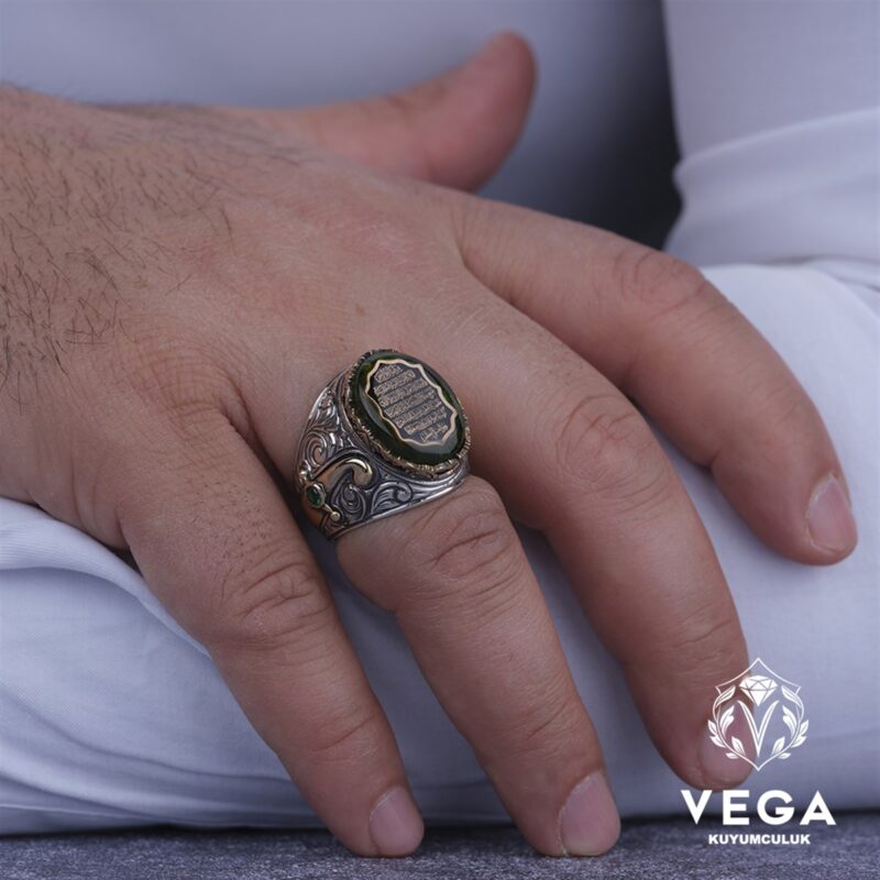 ayetel-kursi-islemeli-gumus-erkek-yuzu-f5df-1-1-1.jpeg Ayetel Kürsi İşlemeli Gümüş Erkek Yüzük