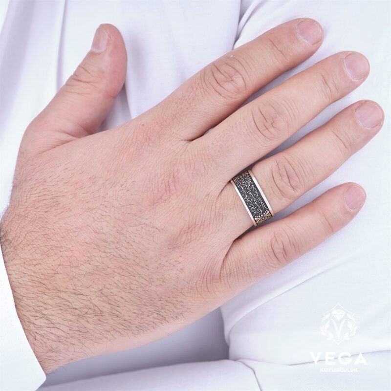 Ben Allah'ın aciz bir kuluyum bedenim toprağa ruhum Allah'a yüreğim sevdiğime aittir'' Yazılı Gümüş Çift Alyans Yüzük Modeli