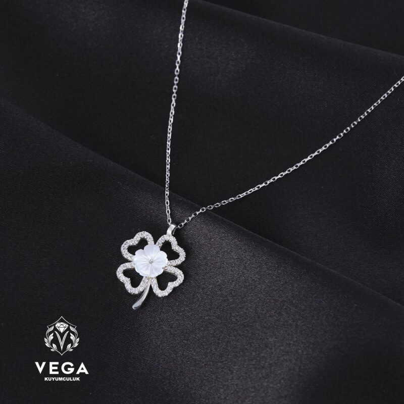 Dört Yapraklı Yonca Taşlı Gümüş Kadın Kolye Modeli