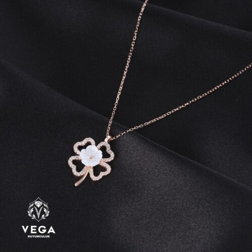 dort-yaprak-yonca-tasli-gumus-kadin-ko-28a7-8.jpeg Dört Yaprak Yonca Taşlı Gümüş Kadın Kolye Modeli