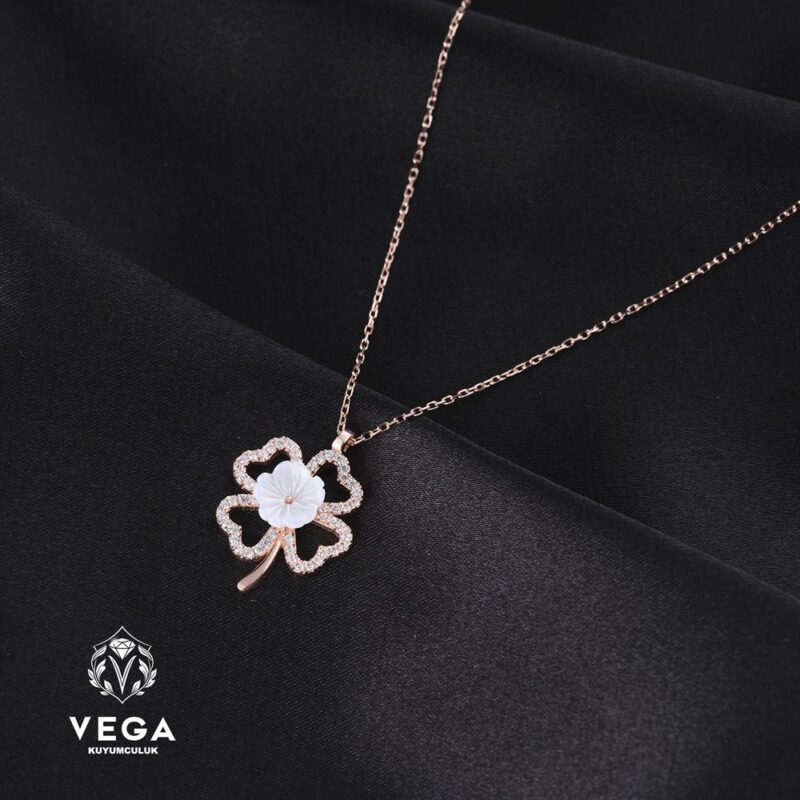 Dört Yaprak Yonca Taşlı Gümüş Kadın Kolye Modeli