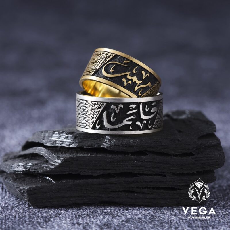 felak-nas-ve-kisiye-ozel-arapca-isim-y-4d9d8-1-1.jpeg Felak, Nas ve Kişiye Özel Arapça İsim Yazılı Gümüş Çift Alyans Modeli