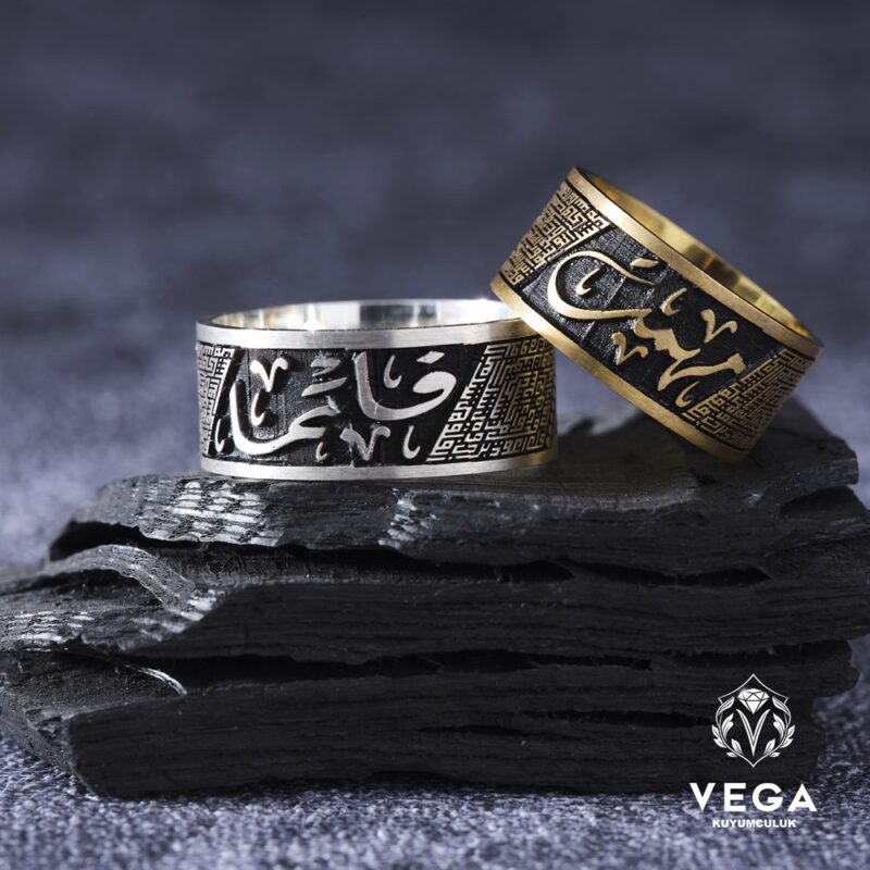 felak-nas-ve-kisiye-ozel-arapca-isim-y-c4b1-b-1.jpeg Felak, Nas ve Kişiye Özel Arapça İsim Yazılı Gümüş Çift Alyans Modeli