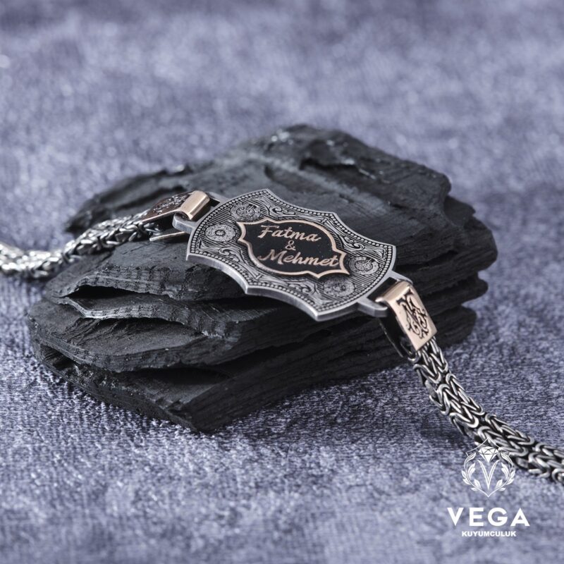 isimli-ve-etrafi-sureli-gumus-erkek-se-cc0-09-1.jpeg İsimli ve Etrafı Sureli Gümüş Set