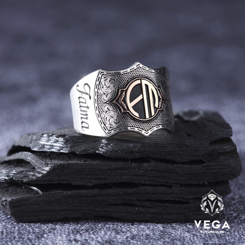 isimli-ve-harfli-gumus-erkek-yuzuk-mod-25c550-1.jpeg İsimli ve Harfli Gümüş Erkek Yüzük Modeli