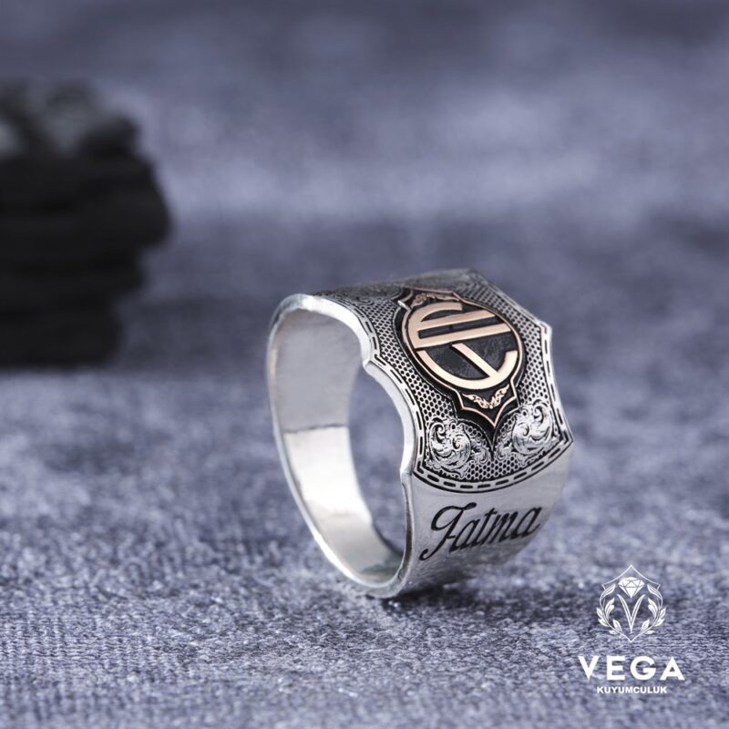 isimli-ve-harfli-gumus-erkek-yuzuk-mod-8a9-38-1.jpeg İsimli ve Harfli Gümüş Erkek Yüzük Modeli