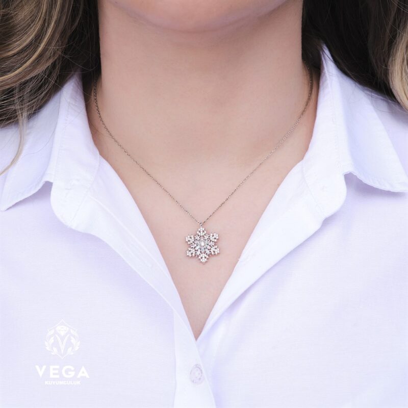 Kar Tanesi Gümüş Kadın Kolye Modeli