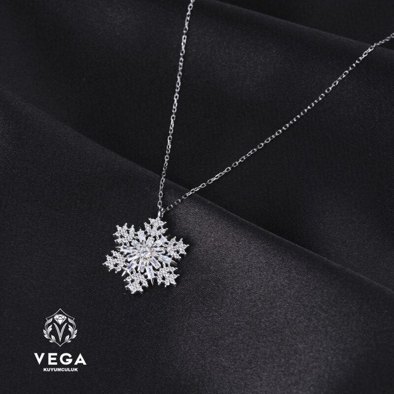 Kar Tanesi Gümüş Kadın Kolye Modeli
