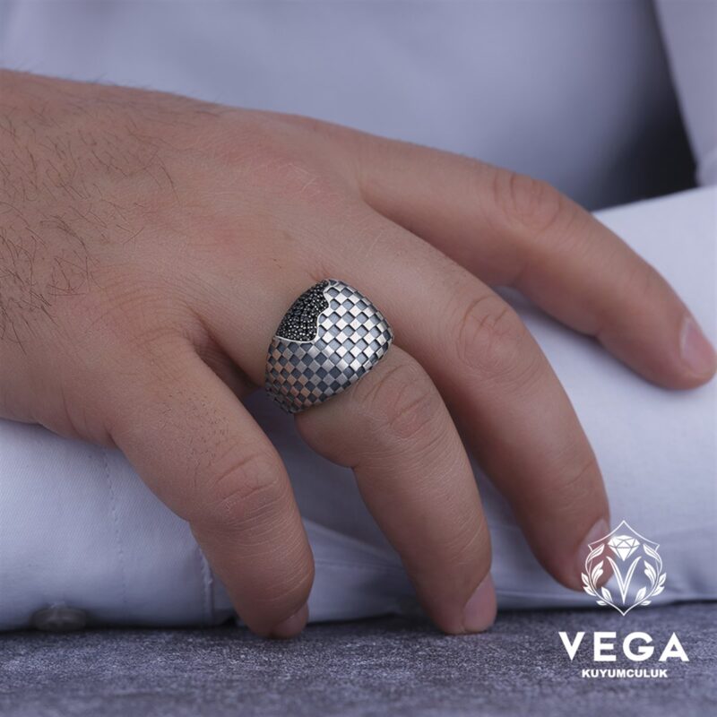 Mikro Taşlı Dama Gümüş Erkek Yüzük