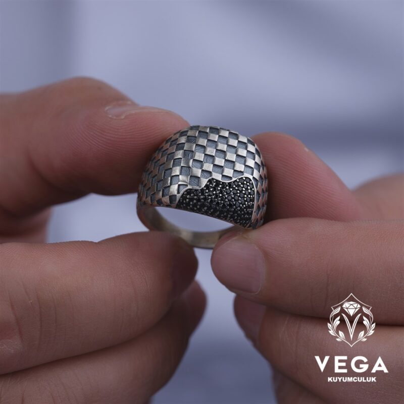 Mikro Taşlı Dama Gümüş Erkek Yüzük