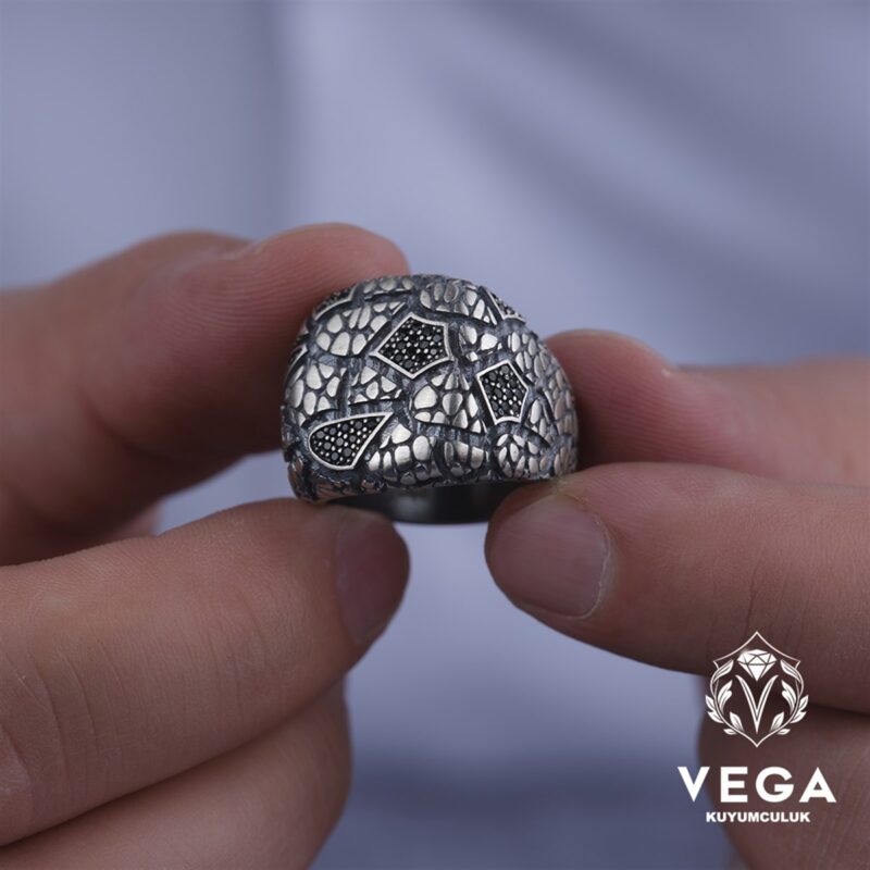 mikron-tasli-spor-gumus-erkek-yuzuk-939eb3-1-1.jpeg Mikron Taşlı Spor Gümüş Erkek Yüzük