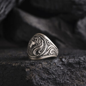 vega-kuyumculuk8740-copy.jpg At Figürlü Erkek Yüzük Modeli