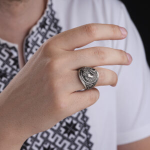 vega-kuyumculuk8922-copy.jpg At Figürlü Erkek Yüzük Modeli