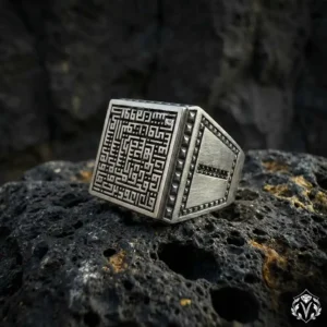 Kufi Hatlı Felak Suresi Yazılı Gümüş Erkek Yüzük