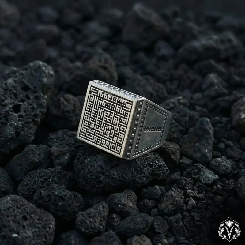 Kufi Hatlı Felak Suresi Yazılı Gümüş Erkek Yüzük