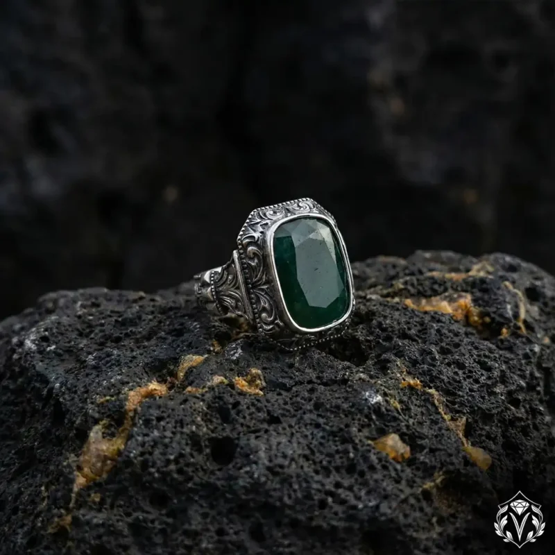 Kök Zümrüt Taşlı El Gravürlü Gümüş Yüzük