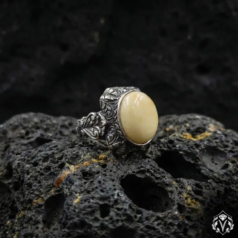 Damla Kehribar Taşlı Gravür İşlemeli Gümüş Yüzük