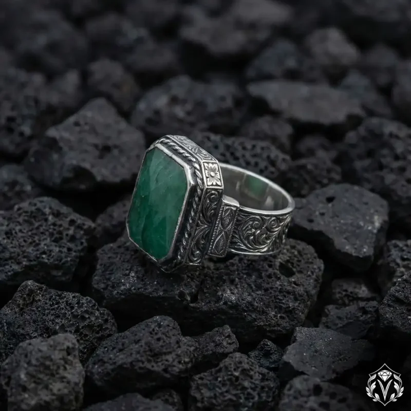 Kök Zümrüt Taşlı Gravür İşlemeli Gümüş Yüzük