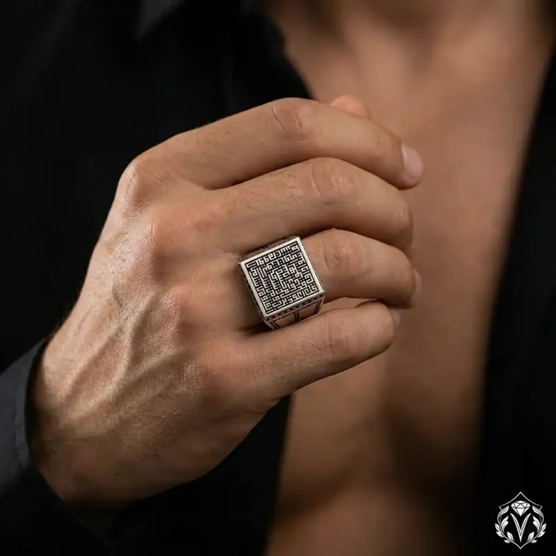 Kufi Hatlı Felak Suresi Yazılı Gümüş Erkek Yüzük