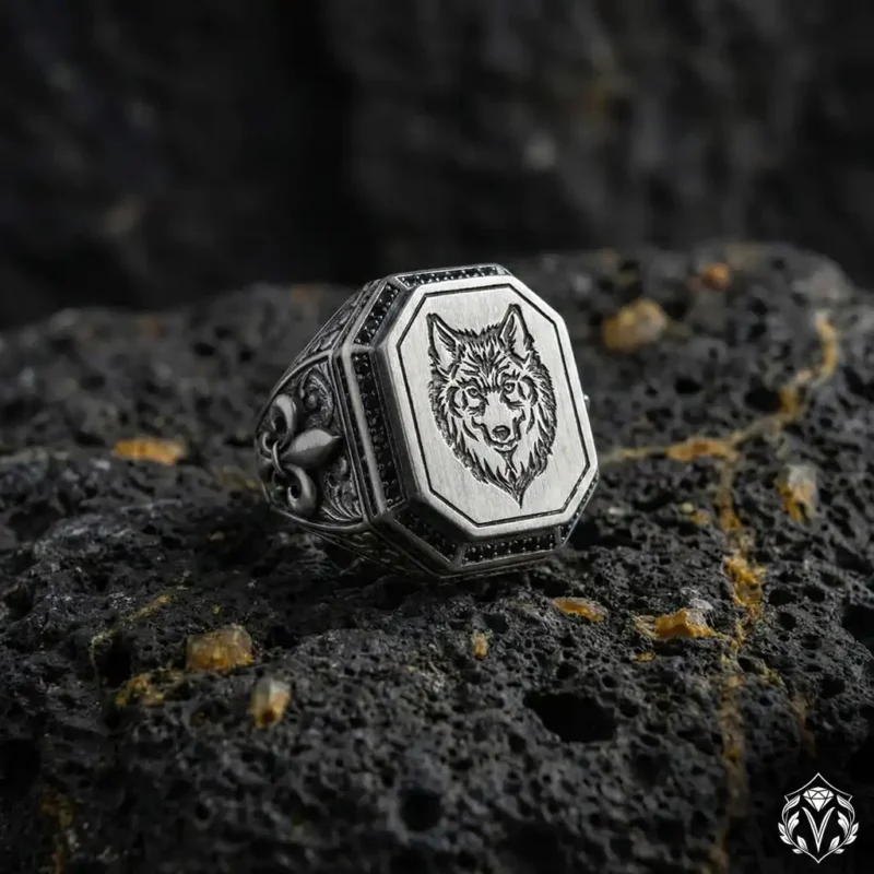 Bozkurt Figürlü Mikro Taş Detaylı Gümüş Erkek Yüzük