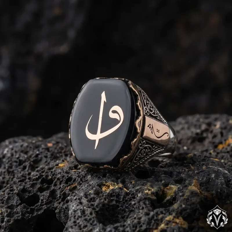 Vav ve Elif İşlemeli Siyah Kehribar Gümüş Yüzük