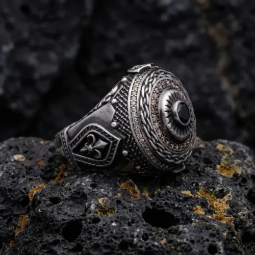 Fleur de Lis Detaylı Yuvarlak Tasarım Gümüş Erkek Yüzük Modeli
