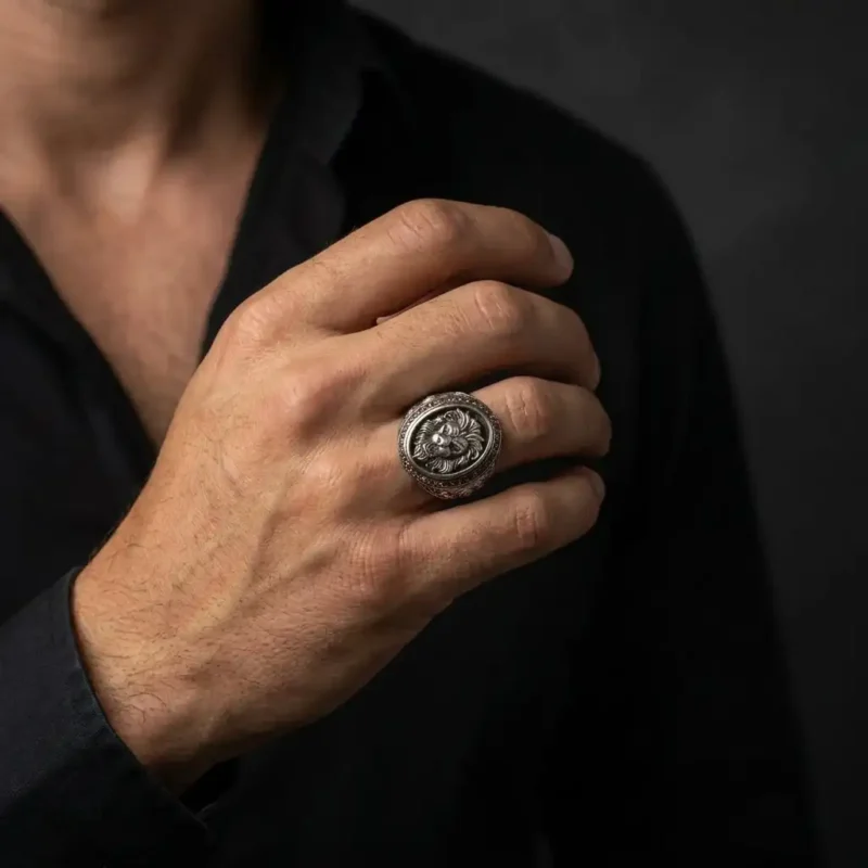 Gravür Desenli Oval Aslan Gümüş Erkek Yüzük Modeli