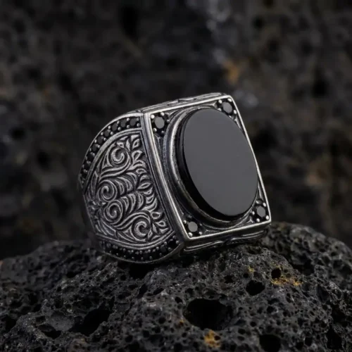 Oval Oniks Taşlı Gravür Desenli Gümüş Erkek Yüzük Modeli